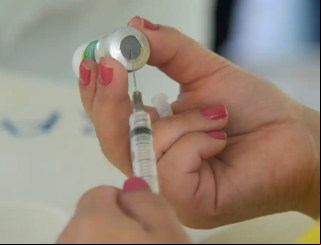 Covid-19: casos e mortes pela doença recuam mais de 12% na média móvel; influenza e VSR seguem em alta