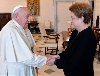 Dilma Rousseff destaca pontificado humanista e corajoso de Francisco