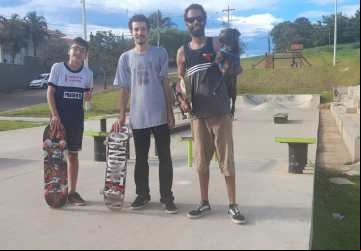 Programa CIDADE ESCOLA:Gustavo, iniciando a prática do Skate, com o Instrutor Yúri Almeida, na Pista no Bairro Aeroporto em Alfenas