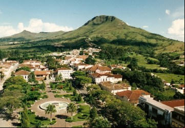 Carmo do Rio Claro e ao fundo a Serra da Tormenta