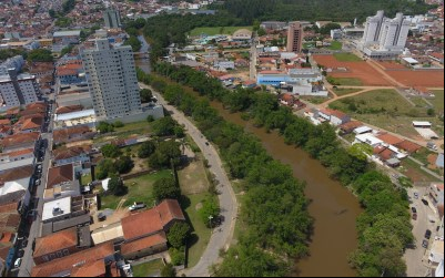 Investigação aponta que jovem foi morta após tentar enganar suspeito com falso pagamento de drogas em Santa Rita do Sapucaí.