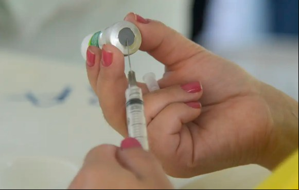 Covid-19: casos e mortes pela doença recuam mais de 12% na média móvel; influenza e VSR seguem em alta
